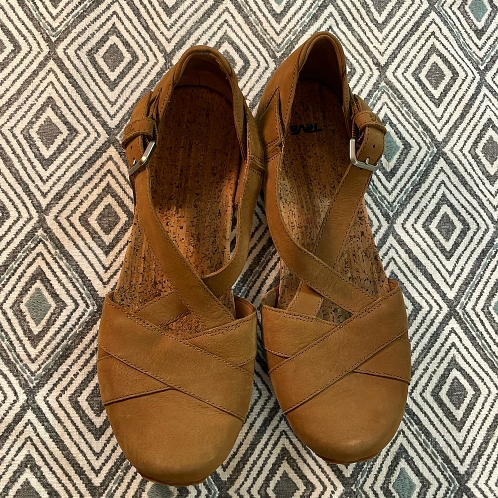 Teva closed-toe shoes size 9 brown leather